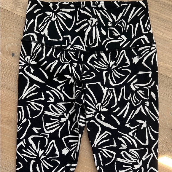 Stylish Black and White Women’s Leggings - Picture 3 of 8